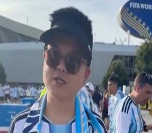 直播吧在现场小吧阿根廷比赛场外采访偶遇老吧友来听听他的分享