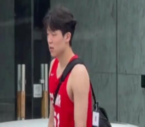 网友拍到中国男篮球员前往球馆训练杨瀚森发型挺飘逸