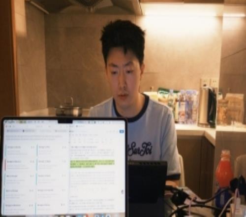 管哥三份工作连轴转！余霜心疼发文：超人劳模阿管！一天三份工