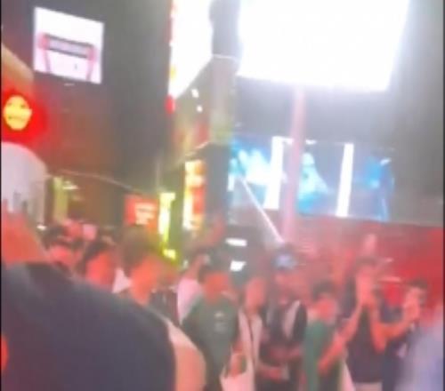 infobae：阿根廷阿尔及利亚赛前，两队球迷在时代广场爆发冲突