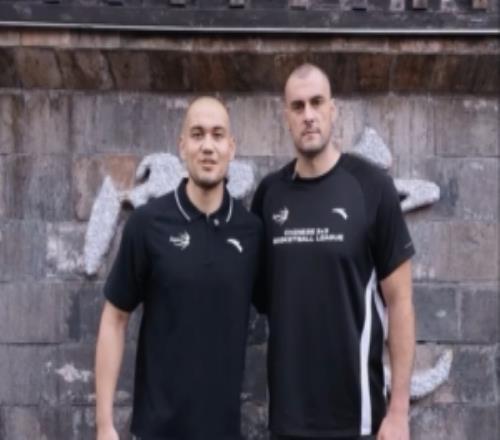 成都衡昌龙马争霸赛期间赛依丁&尼古拉打卡城市文化名片宽窄巷子