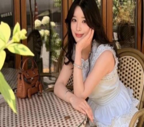 糖小幽晒照：好吃的东西，要把嘴巴捂住