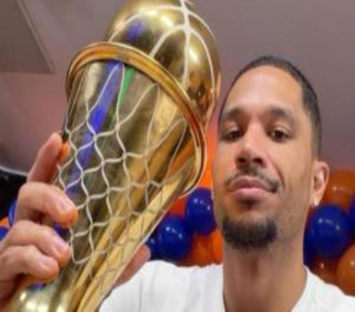 把布伦森FMVP奖杯偷来了哈特手持FMVP奖杯:真正的MVP