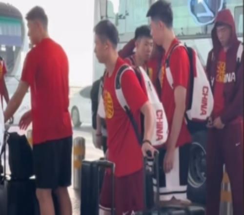 网友拍到中国男篮北京机场出发前往杭州参加热身赛