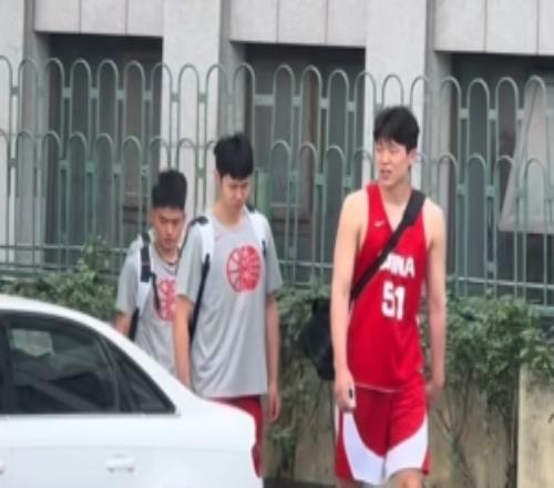 网友拍摄今日份中国男篮路透杨瀚森身着51号训练服精气神十足