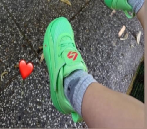 依旧是带娃的一天！东契奇晒照女儿穿着自己的童版签名鞋