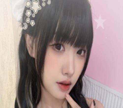 LPL女主持周敢敢晒照：今天在英雄联盟手游超级联赛