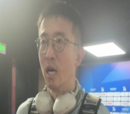 姜至鹏：阿代米受伤后教练把我顶到前卫位置我很好地完成了任务