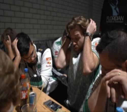 吓哭了！Niko看Mgixx残局1v4超市狂轰四杀双手抱头难以置信