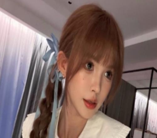无畏契约主持麦麦晒照:妹子你摸摸我的衣服,是不是做你老公的料