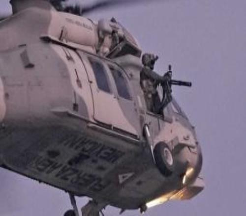 突尼斯vs日本赛前墨西哥空军直升机在体育场上空盘旋有持枪士兵