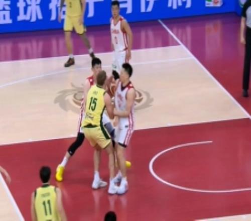这提前站好了吧李弘权篮下补防被吹阻挡犯规