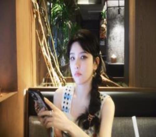 门锁画质回归！LPL女解说Rita晒照：