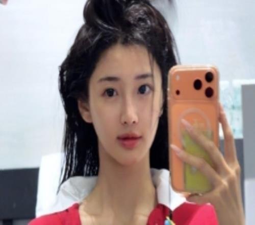 KPL主持人诗诗晒照:洗头洗头上班上班