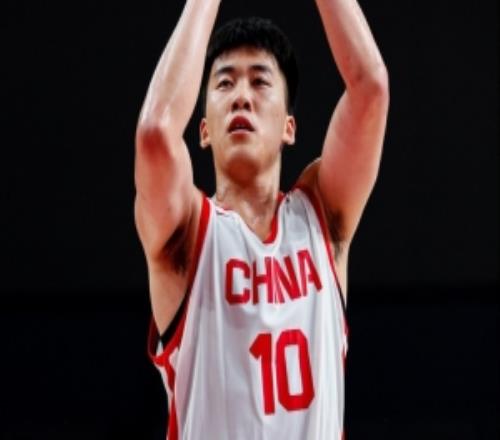 真的是高级货!苏群:王俊杰一回来中国男篮立刻不一样了