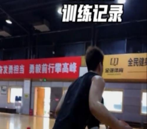 赵睿社媒晒休赛期训练视频：慢慢恢复！减减减！！！