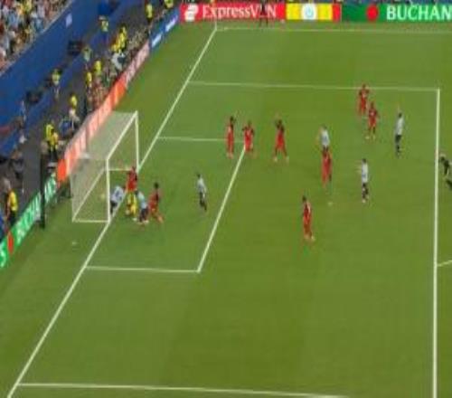 在界外越位！沃齐尼亚脱手M阿劳霍破门被吹越位，VAR确认越位