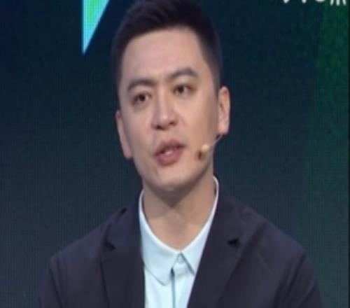 杨鸣分享教练带队心得：老带新+护核心守住更衣室稳定