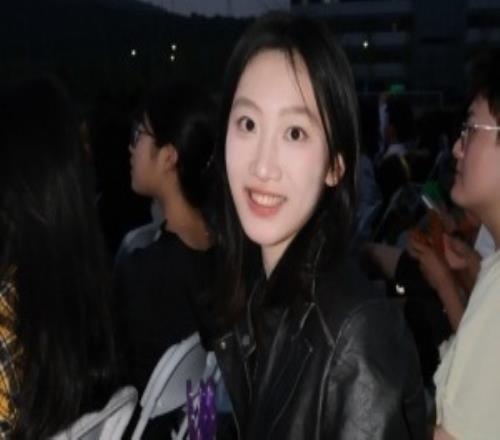 管泽元穿黑丝抖音女博主晒照网友评论区团建:你和大校什么关系!