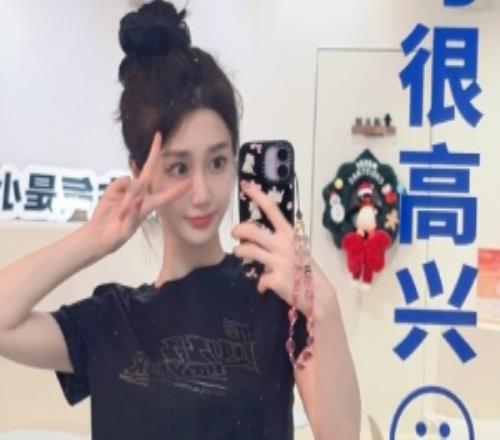 主持人小悠晒照：谁的童年DNA动了！把童年回忆直接焊在衣服上！