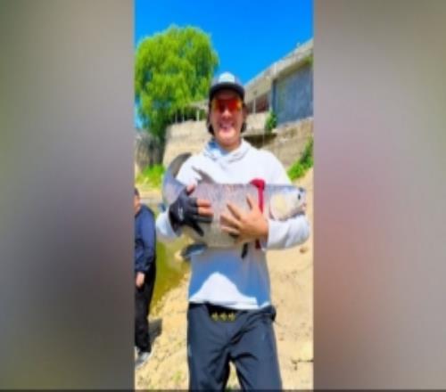 喜笑颜开!博主晒视频,王大雷收获钓鱼生涯第一尾大青