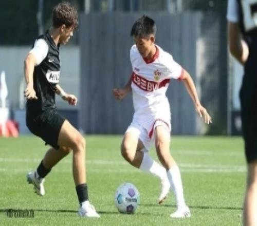 记者:青岛西海岸已签下谢初筠,球员此前在斯图加特U19队效力