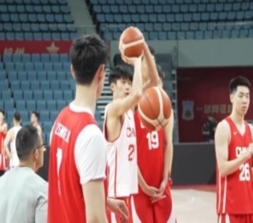 今晚还打不了中国男篮vs荷兰赛前热身曾凡博继续给队友捡球