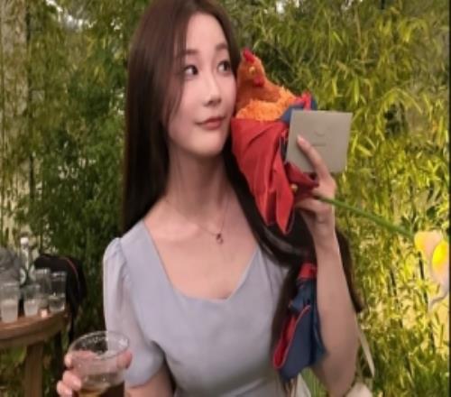 让Hanssama好好休息！Kitty晒在韩照片：更显圆润丰满
