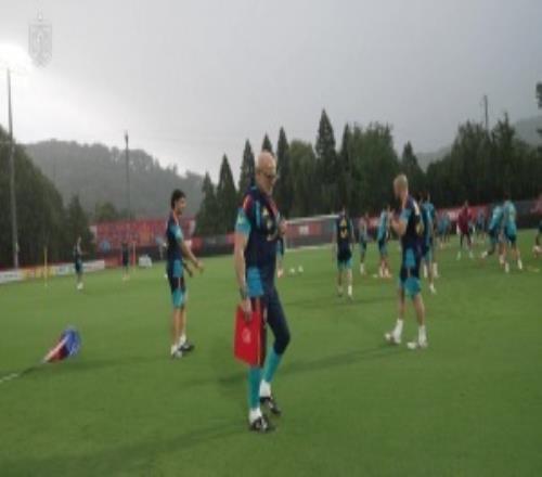 法国vs伊拉克比赛因雷暴推迟同时,西班牙的室外训练也受暴雨影响