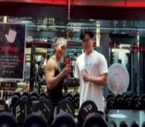 肌肉猛男Gumayusi健身教练分享和Guma一起健身的动态