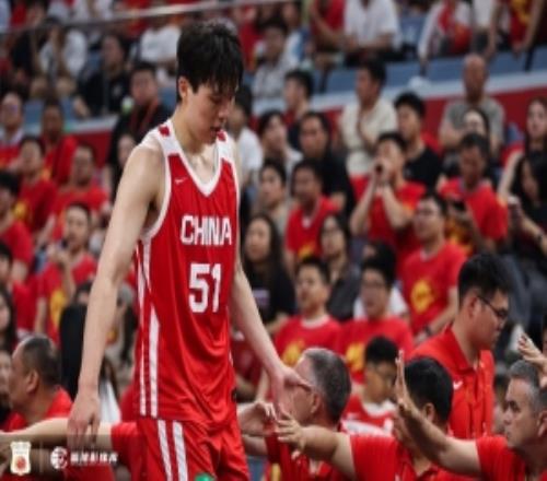 杨瀚森半场4中1!媒体人:其实不用每球都找他搞得自己不会打了