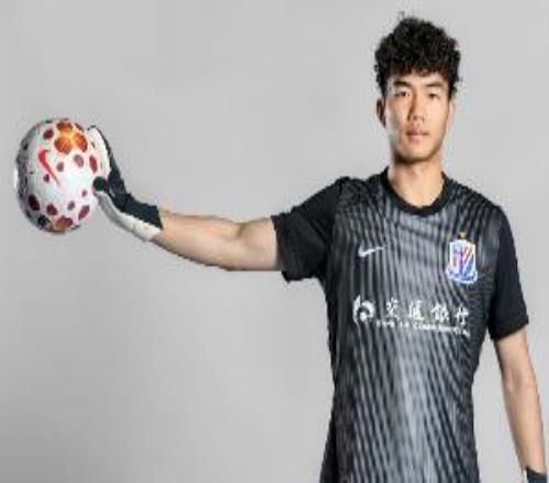 德转显示申花21岁门将王晗懿租借梅州客家,租借费约9.3万元