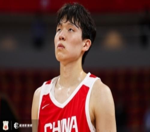 媒体人：瀚森还得适应适应第一节换阵容后进攻停滞