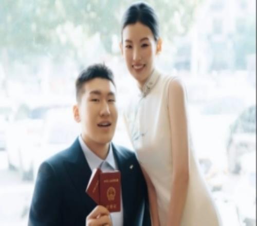 百年好合！李炎哲晒与爱人领取结婚证的照片：