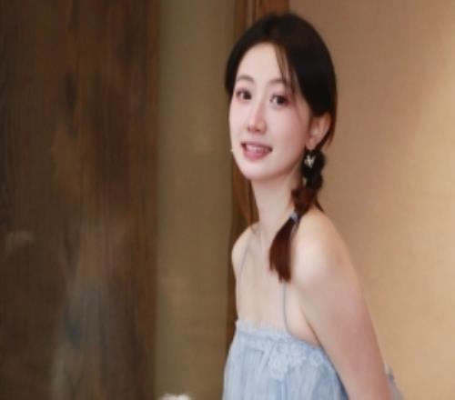 主持人吉尼晒照：纵此生也不过百岁何必沾染愁滋味