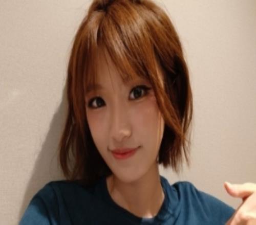 LPL主持人夏安晒照：就这样穿着金克丝去和蔚拍照又幸福了安子