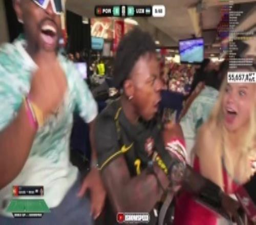 C罗收获个人本届世界杯首球Speed现场观赛情绪激动疯狂庆祝