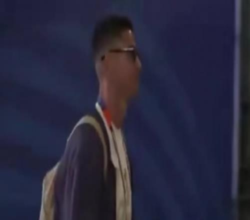 连场首发!C罗跟队抵达球场,戴墨镜+面露微笑