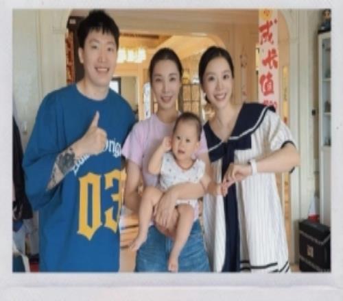 提前适应抱娃余霜管泽元和女流夫妻+女儿合照：新手村学习中！