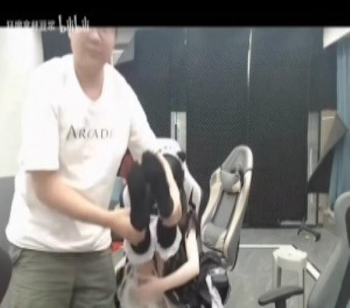 这样搞节目效果狂魔哥直播时女主播被同伴猛然抬起腿部身着裙子险些走光
