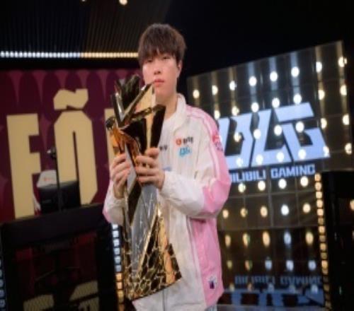 LOL官推：Bin和Zeus一直在上路定义伟大这场竞争会在今年MSI重新点燃吗