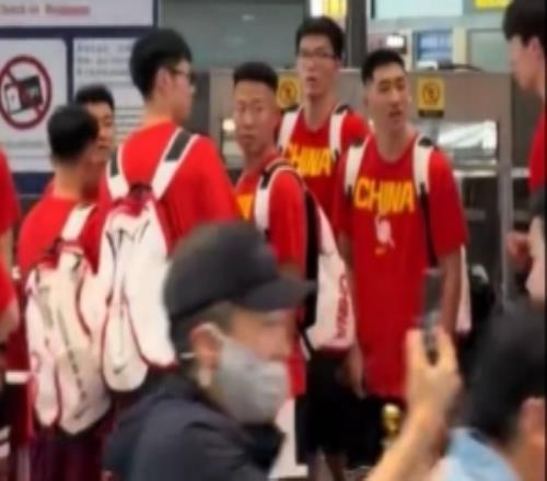 媒体人：中国男篮在机场偶遇赵雅芝被赵的粉丝团震惊了
