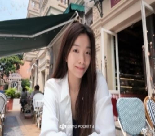 主持人松琪晒照：在附近吃个早饭，看会儿其他赛区的节目