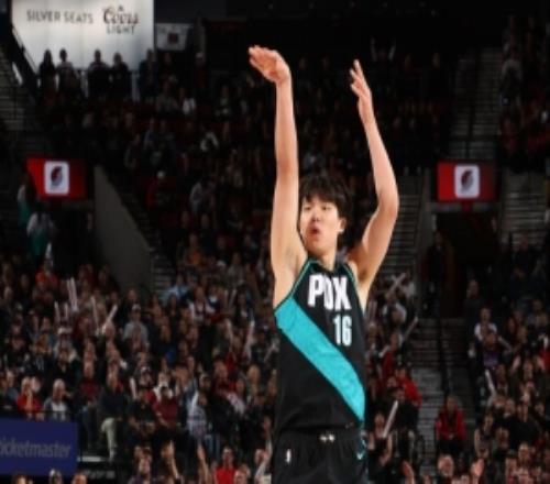 媒体人：现在连投篮也不再是杨瀚森的卖点形势相当严峻