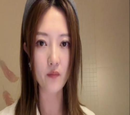 离谱！球馆事情职员在女生投篮时设置障碍导致后者脚踝韧带撕裂