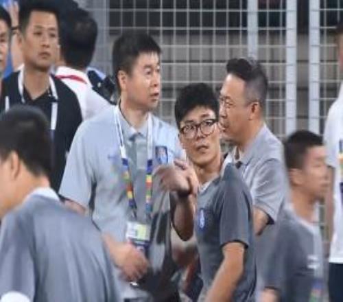 赛后围堵裁判被红牌罚下！记者：预计于根伟碰面临中足联追加处分