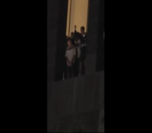 超高人气！C罗现身酒店阳台，引发现场大量球迷欢呼