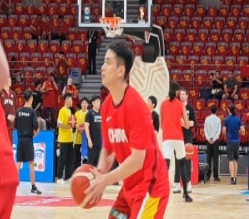 需要外线火力！中国男篮赛前热身赵继伟三分10中9