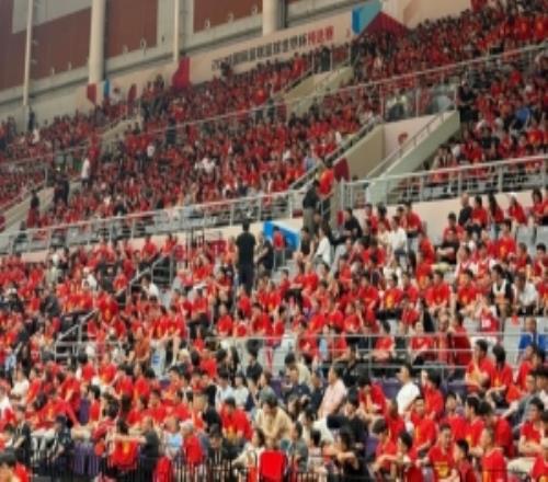 扎心了！中国男篮主场惨败日本沈阳奥体中心球迷提前离场