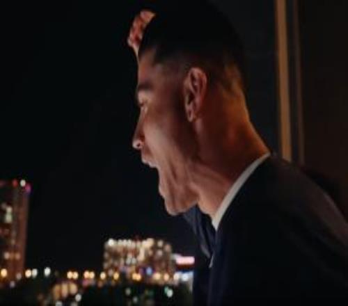 壮观！C罗赛后率葡萄牙众将现身酒店阳台凌晨时分与数千球迷庆祝